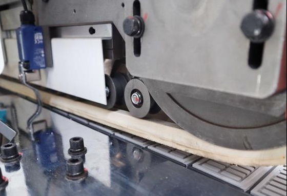 Machine à bandes automatique à grande vitesse pour les bords lourds