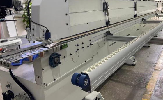 Machine à bandes automatique à grande vitesse pour les bords lourds